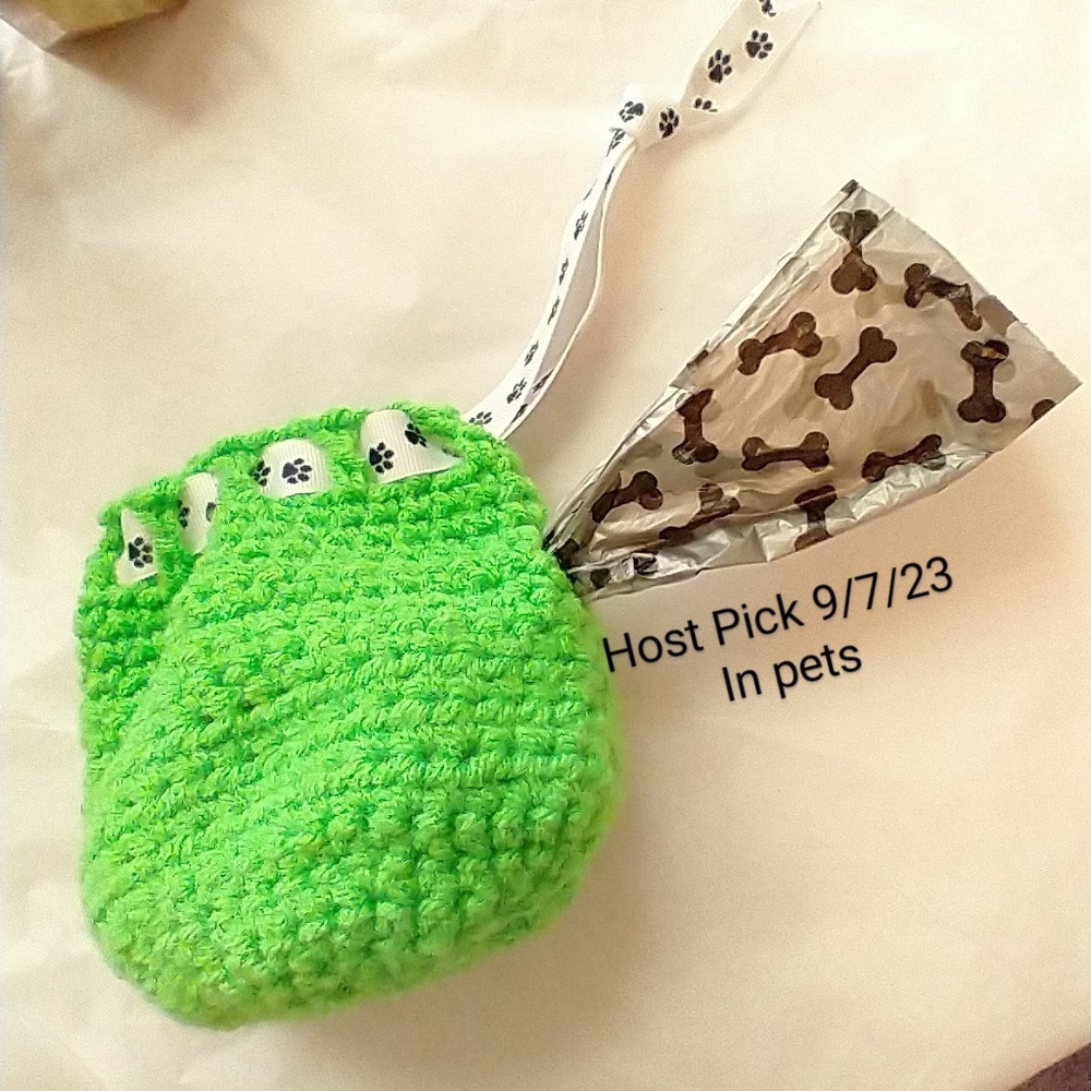 DOG Pooh bags carrier crocheted. Handmade lime green with paw print ribb… - Picture 2 of 5